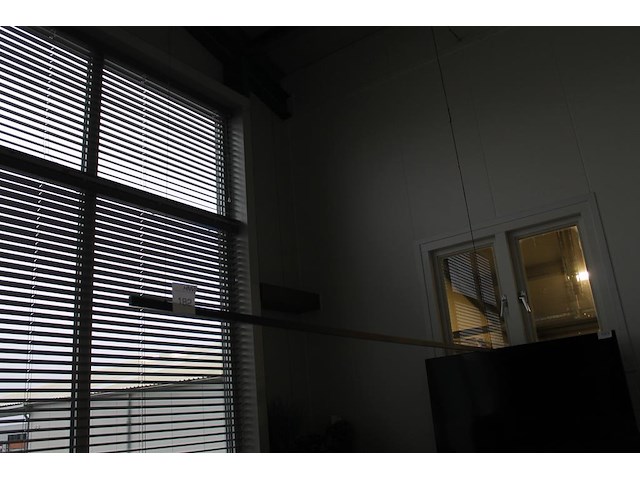 Design led-hanglamp met lengte 242 cm. let op! zelf te demonteren op hoogte circa 400 cm. - afbeelding 2 van  3