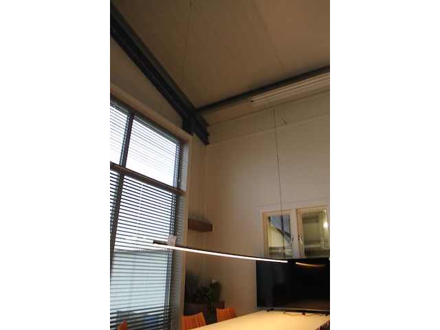 Design led-hanglamp met lengte 242 cm. let op! zelf te demonteren op hoogte circa 400 cm. - afbeelding 3 van  3