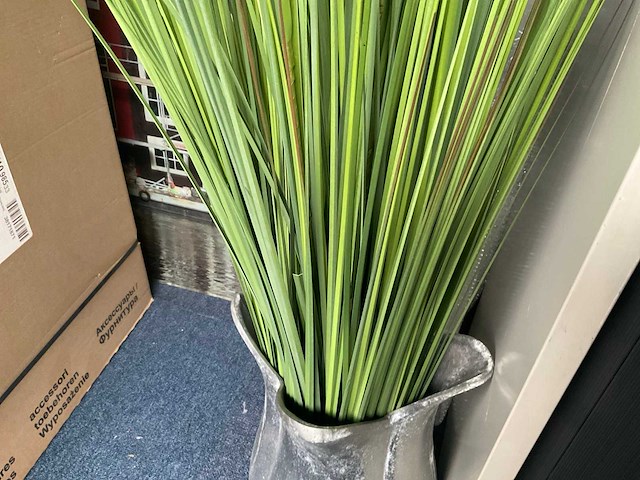 Design metalen bloempot met inhoud - afbeelding 4 van  4