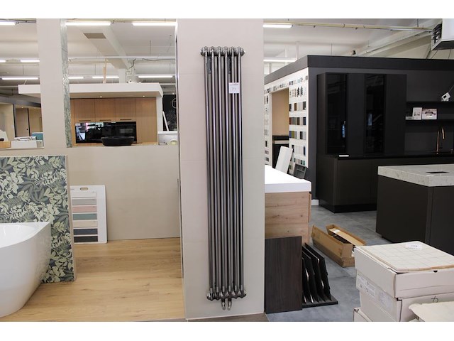 Design radiator met afmeting 25 x 180 cm. - afbeelding 1 van  3