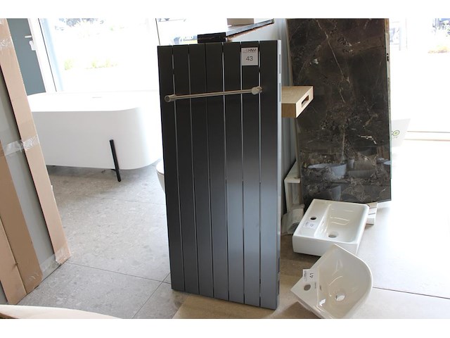 Design radiator met afmeting 56 x 120 cm. - afbeelding 1 van  2