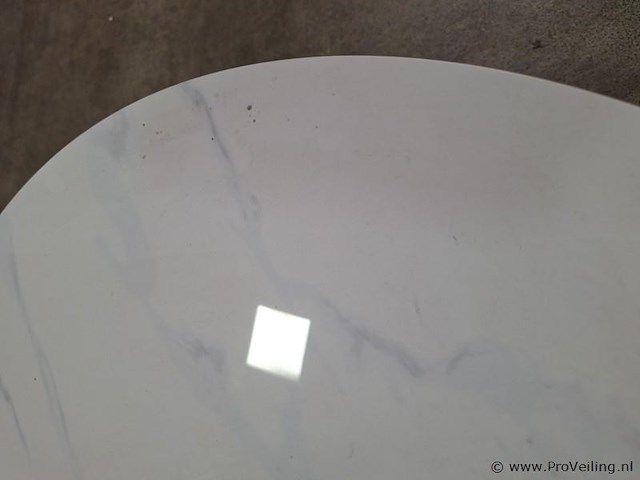 Design ronde salontafel v.v. marmerlook tafelblad en zandlopervormig onderstel ø 75cm - afbeelding 2 van  5