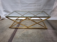 Design salontafel v.v. glazen blad en goudkleurig onderstel