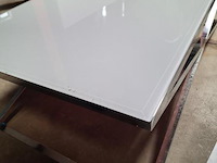 Design salontafel v.v. wit glazen tafelblad en verchroomd onderstel - afbeelding 3 van  5