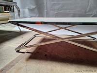 Design salontafel v.v. wit glazen tafelblad en verchroomd onderstel - afbeelding 4 van  5