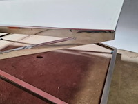 Design salontafel v.v. wit glazen tafelblad en verchroomd onderstel - afbeelding 5 van  5