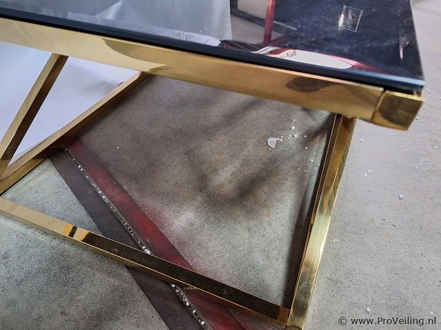Design salontafel v.v. zwart glazen blad en goudkleurig onderstel - afbeelding 3 van  4