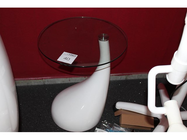 Design tafel met glazenblad, doorsnede blad 45 cm en totale hoogte 54 cm. - afbeelding 1 van  2