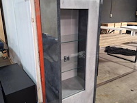 Design vitrinekast, beton/steenlook v.v. glazen uitsparing - afbeelding 1 van  5