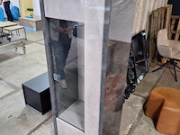 Design vitrinekast, beton/steenlook v.v. glazen uitsparing - afbeelding 3 van  5