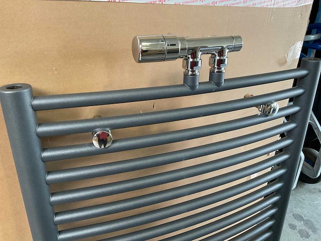 Designradiator 60x113cm met thermostaat blok - afbeelding 1 van  3