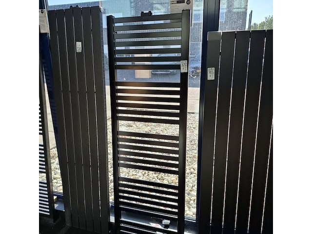 Designradiator hr badmeubelen, base, mat zwart (ral 9005) - afbeelding 1 van  4