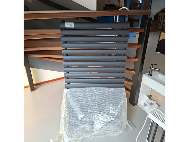 Designradiator mat zwart - afbeelding 1 van  3