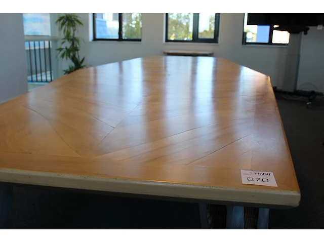 Designtafel met houten poten met metaal bewerkt. afmeting 400 x 154 cm. hoogte 76 cm. let op staat op tweed... - afbeelding 2 van  5
