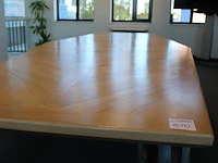 Designtafel met houten poten met metaal bewerkt. afmeting 400 x 154 cm. hoogte 76 cm. let op staat op tweed... - afbeelding 2 van  5