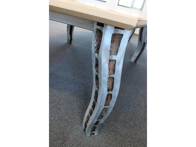 Designtafel met houten poten met metaal bewerkt. afmeting 400 x 154 cm. hoogte 76 cm. let op staat op tweed... - afbeelding 3 van  5