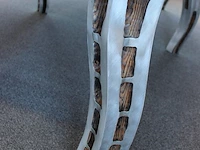 Designtafel met houten poten met metaal bewerkt. afmeting 400 x 154 cm. hoogte 76 cm. let op staat op tweed... - afbeelding 3 van  5