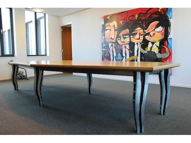 Designtafel met houten poten met metaal bewerkt. afmeting 400 x 154 cm. hoogte 76 cm. let op staat op tweed... - afbeelding 4 van  5