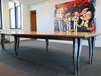 Designtafel met houten poten met metaal bewerkt. afmeting 400 x 154 cm. hoogte 76 cm. let op staat op tweed... - afbeelding 4 van  5