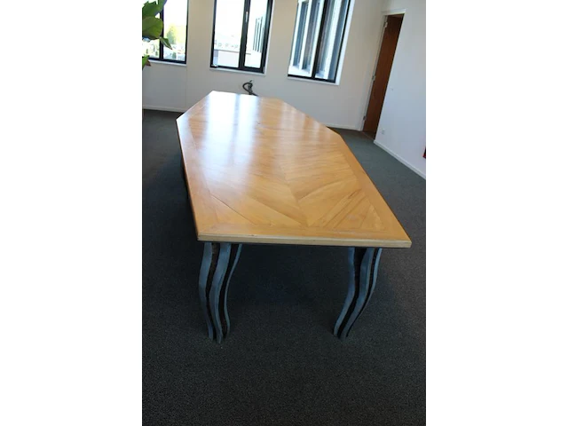 Designtafel met houten poten met metaal bewerkt. afmeting 400 x 154 cm. hoogte 76 cm. let op staat op tweed... - afbeelding 5 van  5