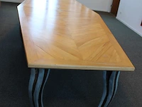 Designtafel met houten poten met metaal bewerkt. afmeting 400 x 154 cm. hoogte 76 cm. let op staat op tweed... - afbeelding 5 van  5