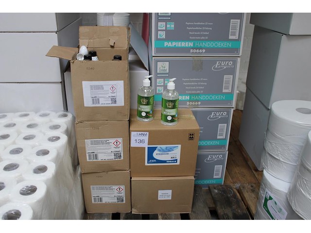 Desinfecterende handgel en -zeep in en op 5 dozen. - afbeelding 1 van  2
