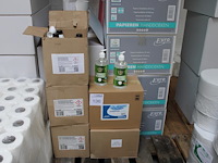 Desinfecterende handgel en -zeep in en op 5 dozen. - afbeelding 1 van  2