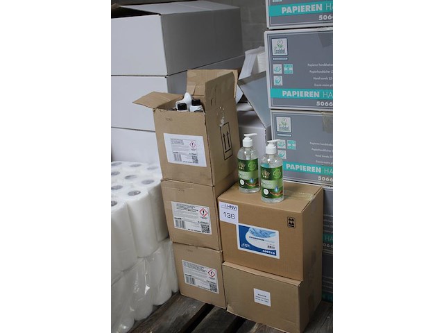 Desinfecterende handgel en -zeep in en op 5 dozen. - afbeelding 2 van  2