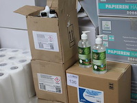 Desinfecterende handgel en -zeep in en op 5 dozen. - afbeelding 2 van  2