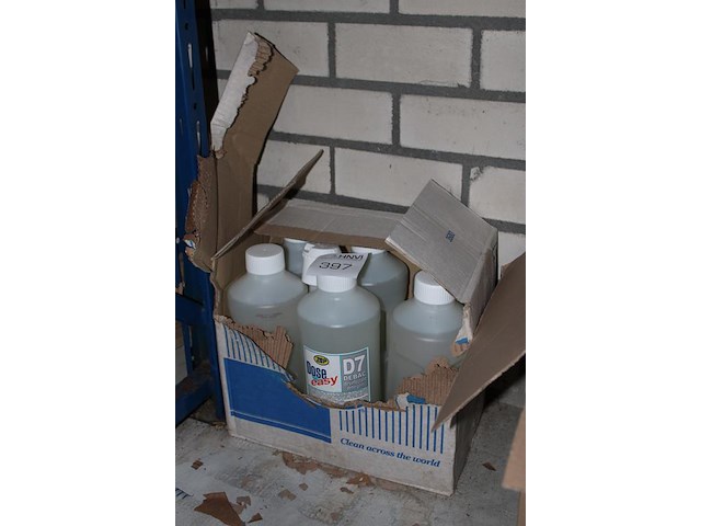 Desinfectiemiddel zep d7. 6 flacons van 2 liter met doseerpomp. - afbeelding 2 van  2