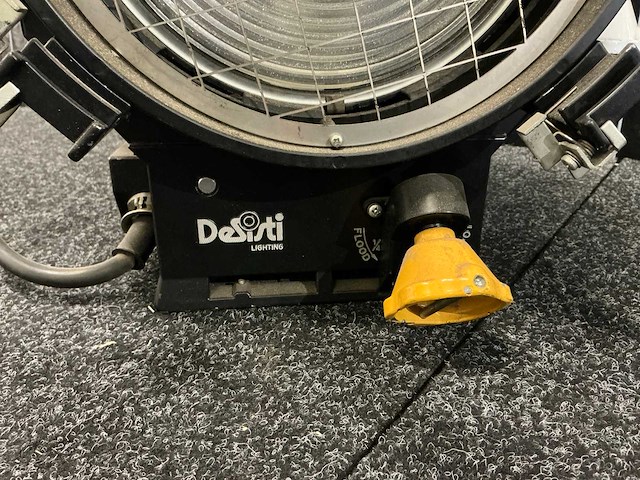 Desisti leonardo 321 2kw spotlight (3x) - afbeelding 5 van  9