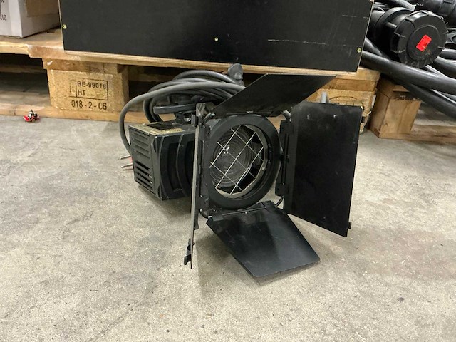 Desisti / strand 500w fresnel (14x) - afbeelding 1 van  5