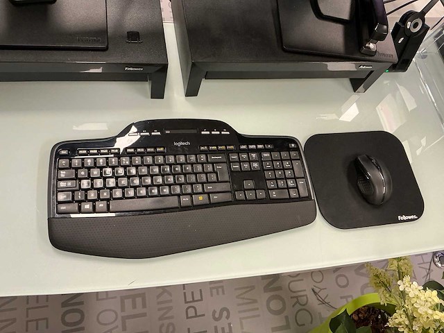 Desktop met monitor - afbeelding 4 van  7