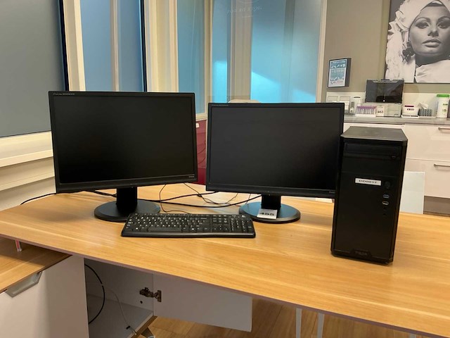 Desktop met monitor - afbeelding 1 van  10