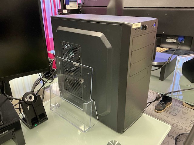 Desktop met monitor - afbeelding 4 van  6