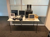 Desktops, upsen en kassa apparatuur met 2 bureaus