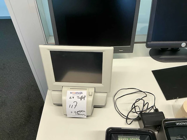 Desktops, upsen en kassa apparatuur met 2 bureaus - afbeelding 13 van  17