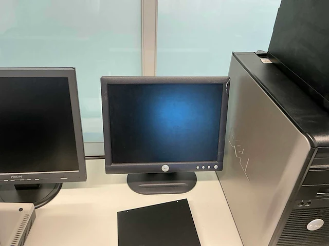 Desktops, upsen en kassa apparatuur met 2 bureaus - afbeelding 15 van  17