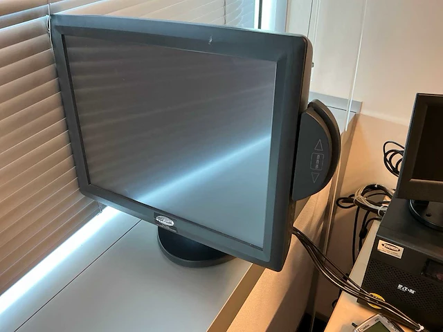 Desktops, upsen en kassa apparatuur met 2 bureaus - afbeelding 9 van  17
