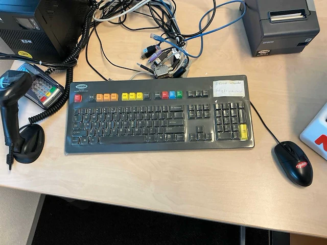 Desktops, upsen en kassa apparatuur met 2 bureaus - afbeelding 6 van  17