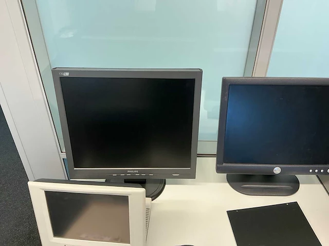 Desktops, upsen en kassa apparatuur met 2 bureaus - afbeelding 14 van  17