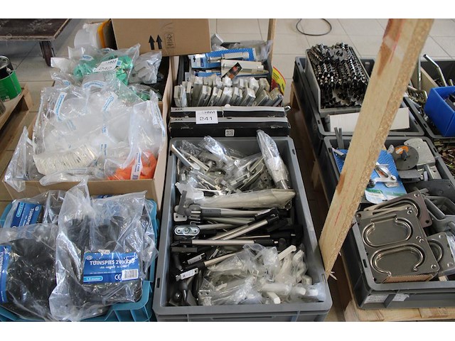 Deur en raambeslag w.o. uitzetters, deurschilden, deurvastzetters en deurkettingen in twee kunststof kratten. - afbeelding 1 van  2