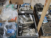 Deur en raambeslag w.o. uitzetters, deurschilden, deurvastzetters en deurkettingen in twee kunststof kratten. - afbeelding 1 van  2