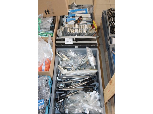 Deur en raambeslag w.o. uitzetters, deurschilden, deurvastzetters en deurkettingen in twee kunststof kratten. - afbeelding 2 van  2