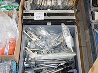 Deur en raambeslag w.o. uitzetters, deurschilden, deurvastzetters en deurkettingen in twee kunststof kratten. - afbeelding 2 van  2