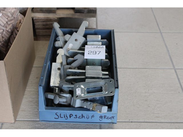 Deur vastzetters in drie uitvoeringen, 14 stuks in kunststof bak. - afbeelding 1 van  2