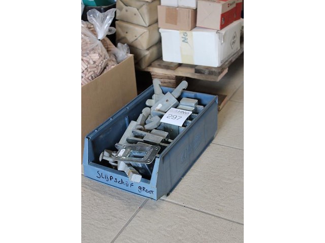 Deur vastzetters in drie uitvoeringen, 14 stuks in kunststof bak. - afbeelding 2 van  2