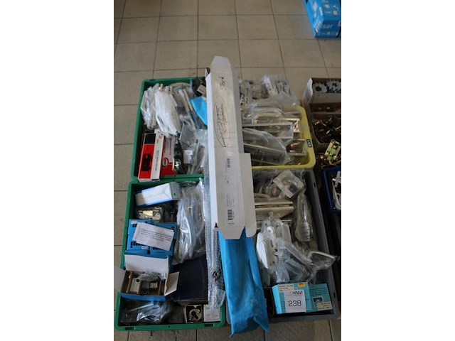 Deurbeslag, bijzetsloten, klinken, deurplaten, insteeksloten, etc. - afbeelding 3 van  3