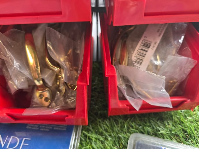 Deurbeslag in magazijnbak en bad accessoires mix kavel, diverse - afbeelding 2 van  11