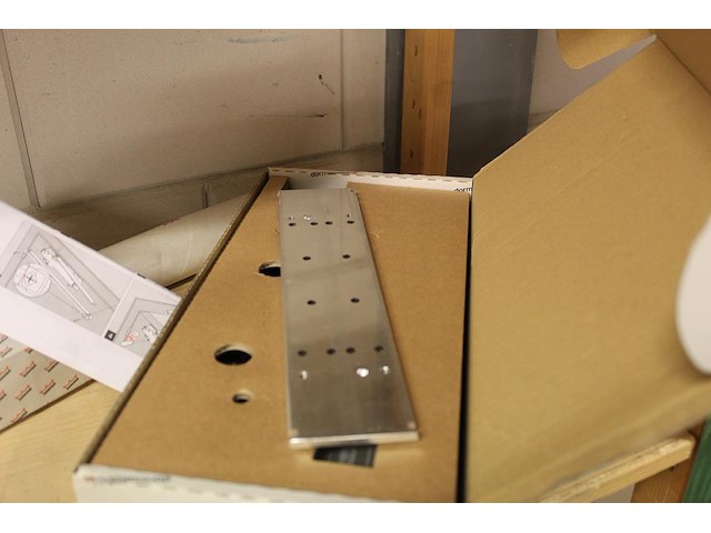 Deurdrang onderdelen op schap - afbeelding 2 van  3